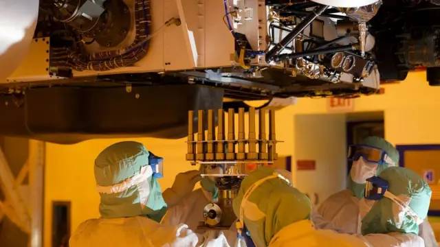 تضع وكالة ناسا الفضائية بروتوكولات الغرف المعقمة التي تهدف للحد من التلوث البيولوجي المنقول عبر المركبات والمسابير الفضائية