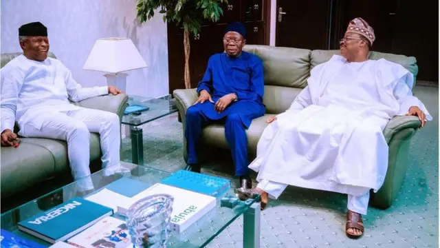 Ajimobi pẹlu alaga ẹgbẹ oselu APC ti ile ẹjọ ṣẹṣẹ rọ loye, Adams Oshiomole ati igbakeji aarẹ Yẹmi Osinbajo