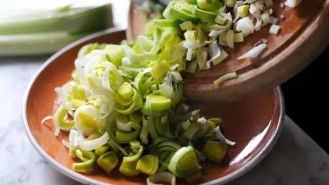 Порезанный лук-порей.