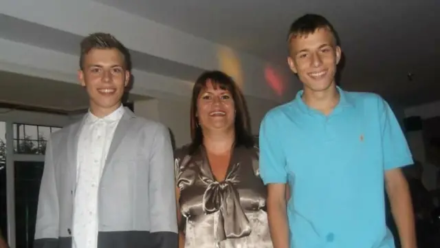 પોતાના ભાઈ લ્યૂક અને માતા સાથે એલેક્સ