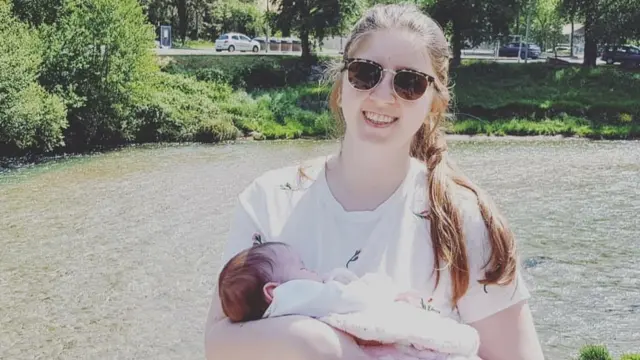 La pequeña Cecília junto a su madre en Francia.