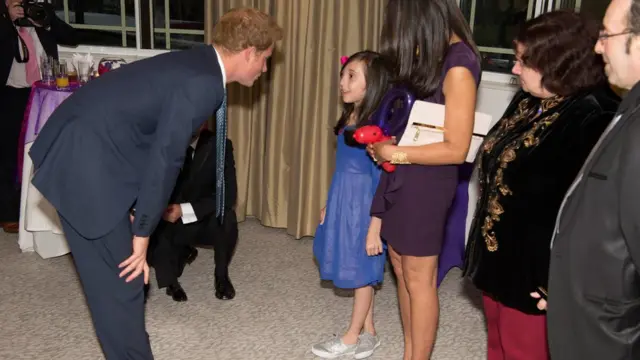 นิกกี วัย 9 ขวบกับเจ้าชายแฮร์รี ในงานมอบรางวัล WellChild Awards ซึ่งเธอได้รับรางวัล "เด็กผู้เป็นแรงบันดาลใจ" (Most Inspirational Child) ในครั้งนั้น