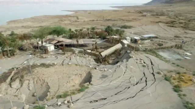 الأرشيف: مجموعة من المباني التي ابتلعها أحد المجاري الجافة على أحد شواطئ البحر الميت