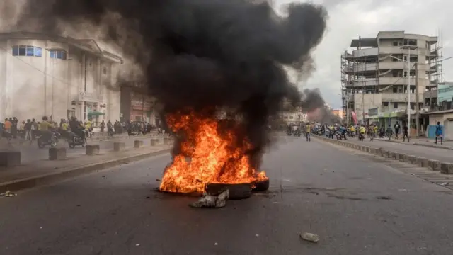 Les manifestants ont érigé des barricades à l'aide de pneus brûlés dans le quartier de Cadjehoun, à Cotonou, la capitale.