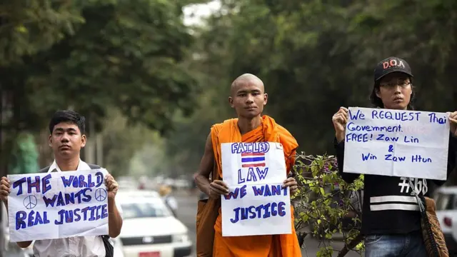 ชาวเมียนมาและพระสงฆ์กลุ่มหนึ่งชูป้ายประท้วงคำตัดสินของศาลชั้นต้นที่ให้ประหารชีวิตซอลินและวิน ซอ ตุน เมื่อ 26 ธ.ค. 2558