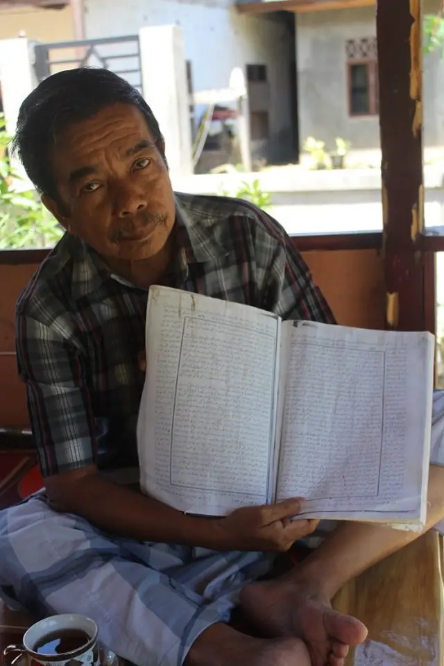 Ahli naskah kuno Aceh, T.A. Sakti menunjukan Kitab Tajul Muluk cetakan ke-3 tahun 1938