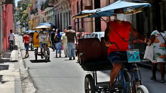 Pessoas caminhamspin pay apostas é confiáveluma ruaspin pay apostas é confiávelHavana