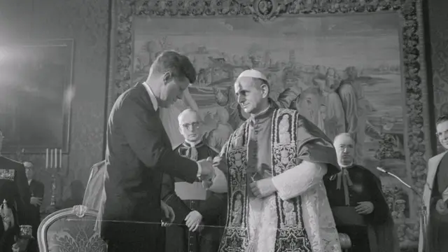 Fotopixbet aposta futebolpreto e branco do encontro entre JFK e o papa Paulo 6º