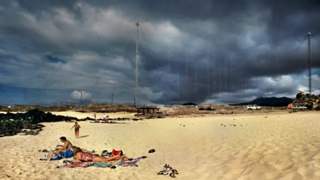 Personas tomando el sol en la English Bay en 1997.