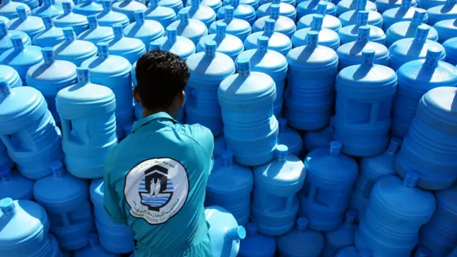 সৌদিতে একজন কর্মী কনটেনারে জমজমের পানি ভরার কাজ করছেন