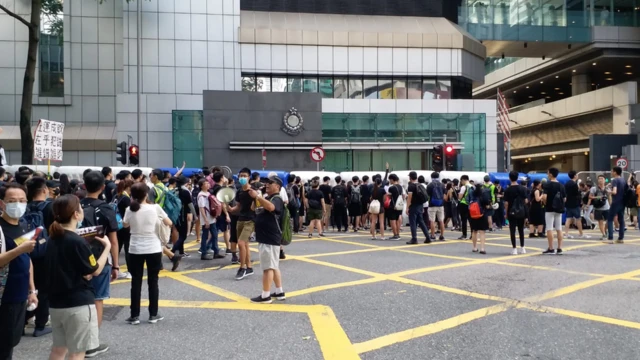 部分示威者聚集在湾仔警察总部。