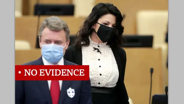 બૅજ પહેરેલાં રશિયાના સંસદ સભ્યો