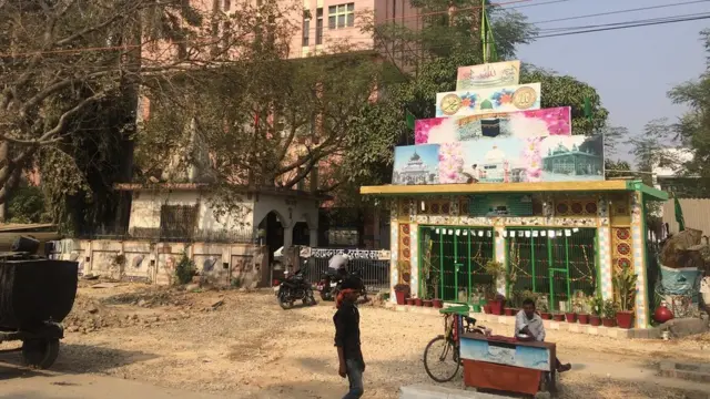 मस्जिदों और मज़ारों को भी ढहाया गया है