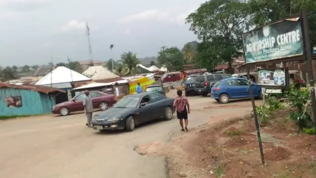 Onye ntaakụkọ BBC hụkwara ka ọtụtụ ụgbọala ndị uweojii si n'isi ụlọọrụ ndị uweojii dị na Bende Road apụ.