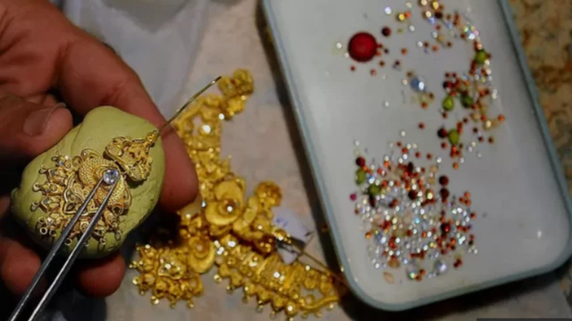 मार्केट में काम नहीं और ज्वेलर्स के पास सोने के गहने बनाने के ऑर्डर कम हैं