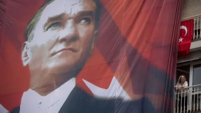 Флаг с лицом Ататюрка