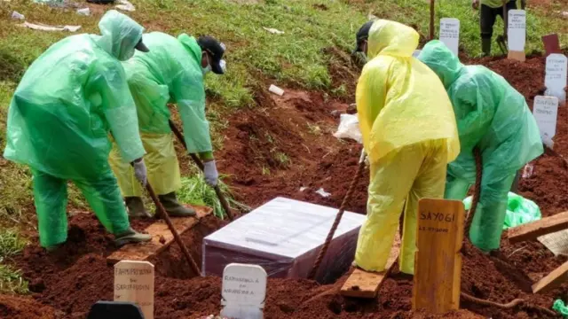 Pemakaman salah satu pasien Covid-19 di TPU Pondok Rangon, Jakarta