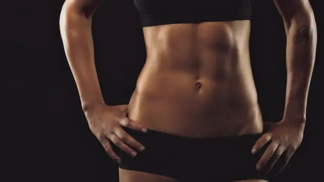 Abdominales de una mujer definidos