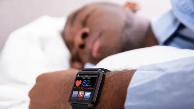 Hombre durmiendo con reloj inteligente