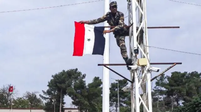 Kobani'deki sınır kapısında Türk bayrağının kaşrısında yıllar sonra ilk defa Suriye bayrağı dalgalandı