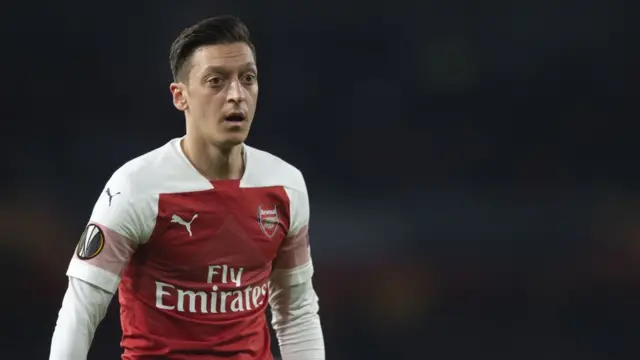 أوزيل أثناء مباراة أرسنال أمام نابولي في 11 أبريل/نيسان 2019