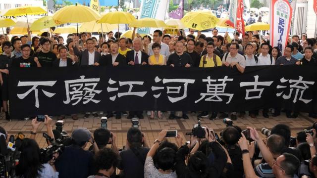 陈健民、戴耀廷和朱耀明在一批支持者陪同下到法院听取判刑。