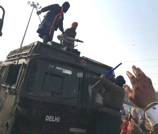 ఘాజీపూర్ సమీపంలో పోలీసు వాహనాలపైకి ఎక్కిన రైతులు