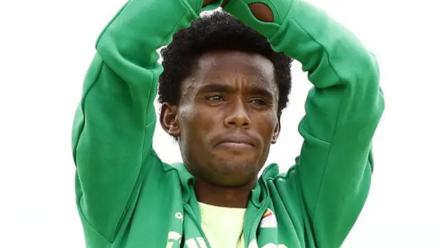 Feyisa Lilesa le médaillé d'argent du marathon aux JO pleure pour son pays l'Ethiopie