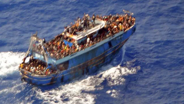 Imagen obtenida por la guardia costera griega antes del naufragio.