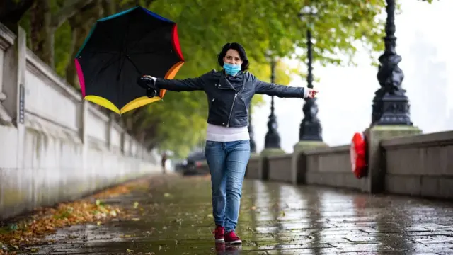 Женщина с зонтиком в центре Лондона