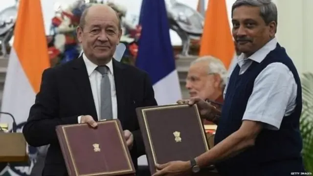 फ्रांस के विदेश मंत्री के साथ तत्कालीन भारतीय रक्षा मंत्री मनोहर पर्रिकर