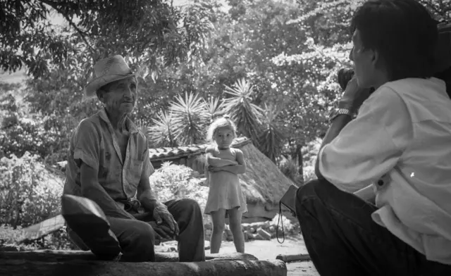 Norte de San Miguel, 1992. Oscar Orellana de las CDHES (Commisión De Derechos Humanos No Gubernamental) grabando testimonios de abusos cometidos hacia la población civil durante el recién terminado conflicto.
