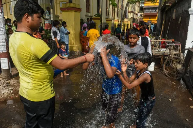 serinleyen çocuklar