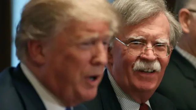 John Bolton al lado de Donald Trump