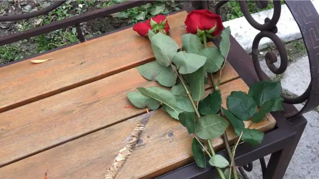 След от пули на скамейке у храма