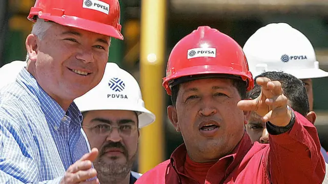 Imagem antiga mostra Hugo Chávez com funcionários da PDVSA, todosapostar na loteria com cartao de debitocapacete,apostar na loteria com cartao de debitoambiente externo