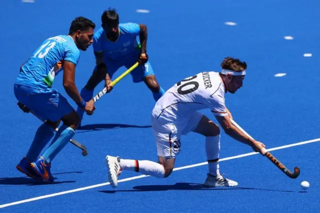 चौथे क्वार्टर के आख़िरी मिनटों में जर्मनी को पेनल्टी कॉर्नर मिला लेकिन वो उसे गोल में तब्दील नहीं कर पाई और भारत ने 5-4 से जीत दर्ज की.