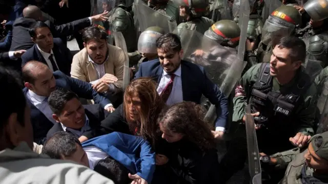 Forcejeo en el ingreso de Juan Guaidó.