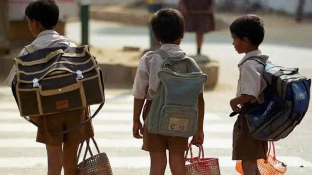 ভারতে সরকার এর আগে স্কুল ব্যাগের ওজন মেপে দেখার কথা বলেছিলো