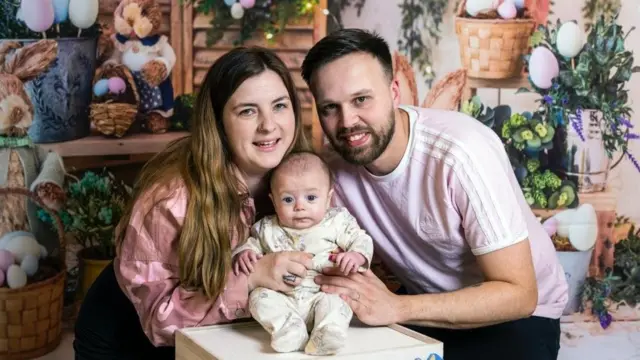 الزوجان مع طفلهما