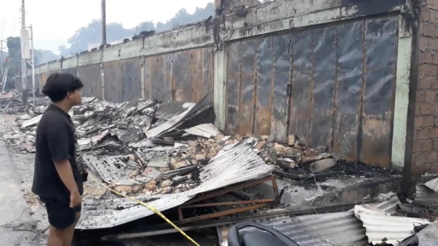 Kios dibakar massa di Jayapura pada Kamis (28/12/2023)