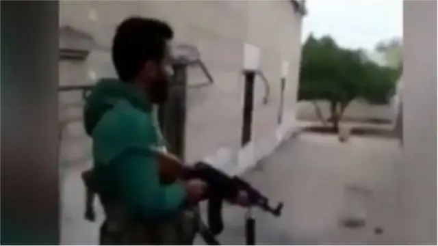 رجل يحمل بندقية