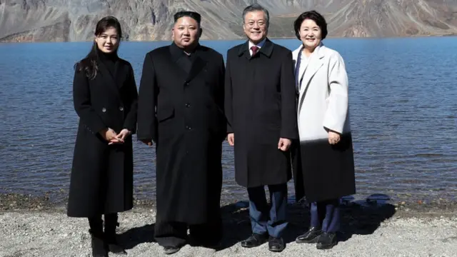 Ri Sol-ju, a la izquierda, suele acompañar a Kim Jong-un en los eventos importantes como este encuentro con el presidente de Corea del Sur, Moon Jae-in, y su esposa, Kim Jung-sook.