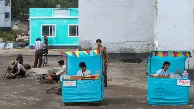 함경도 함흥 지역에서 식료품을 팔고 있는 북한 여성들