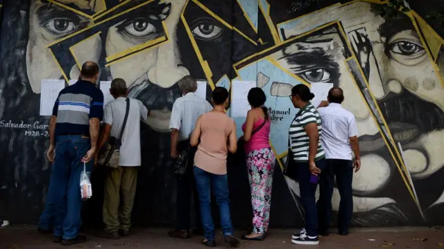 지난 10월 베네수엘라 국민들이 등록 후보 목록을 확인하고 있다