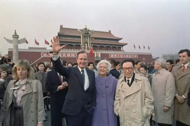 1989: George HW Bush di Beijing - ia mendorong kerjasama ekonomi dengan China