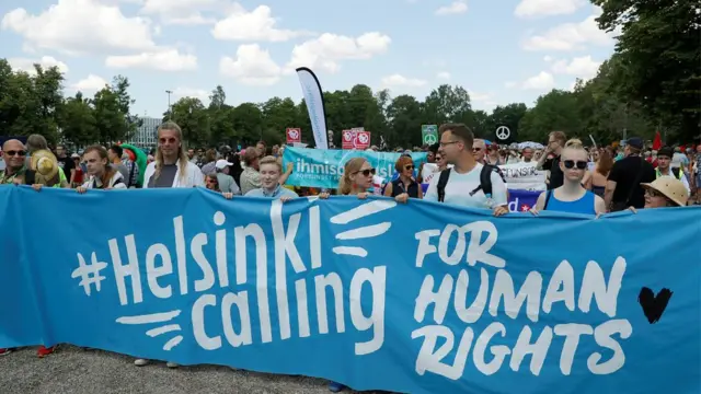 Manifestantesgrupo telegram arbetyHelsinki durante cúpula entre Estados Unidos e Rússia