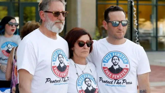 La familia de Fenster, padre, madre y hermano, posa en esta foto pidiendo por su liberación el pasado 4 de junio.