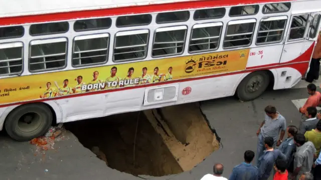 રસ્તા પર પડેલો ભૂવો