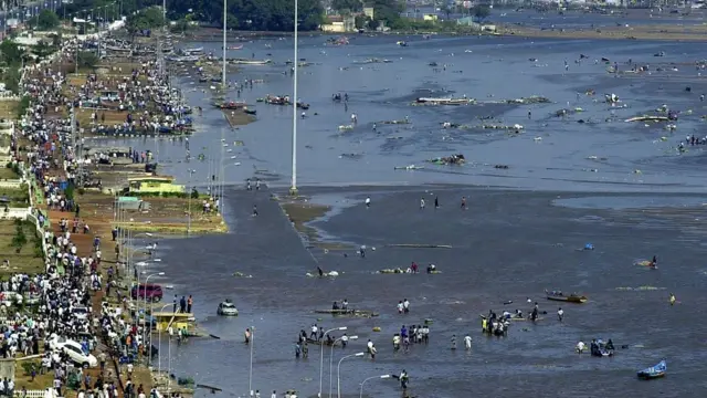 கடலின் மீதான என் காதலை காயங்களாக மாற்றிய சுனாமி